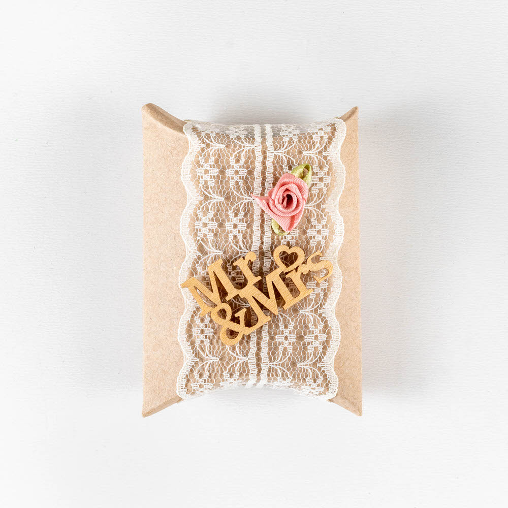 Μπομπονιέρα κουτάκι χαρτόνι διακοσμημένο με δαντέλα και ξύλινο MR&MRS και mini τριανταφυλλάκι