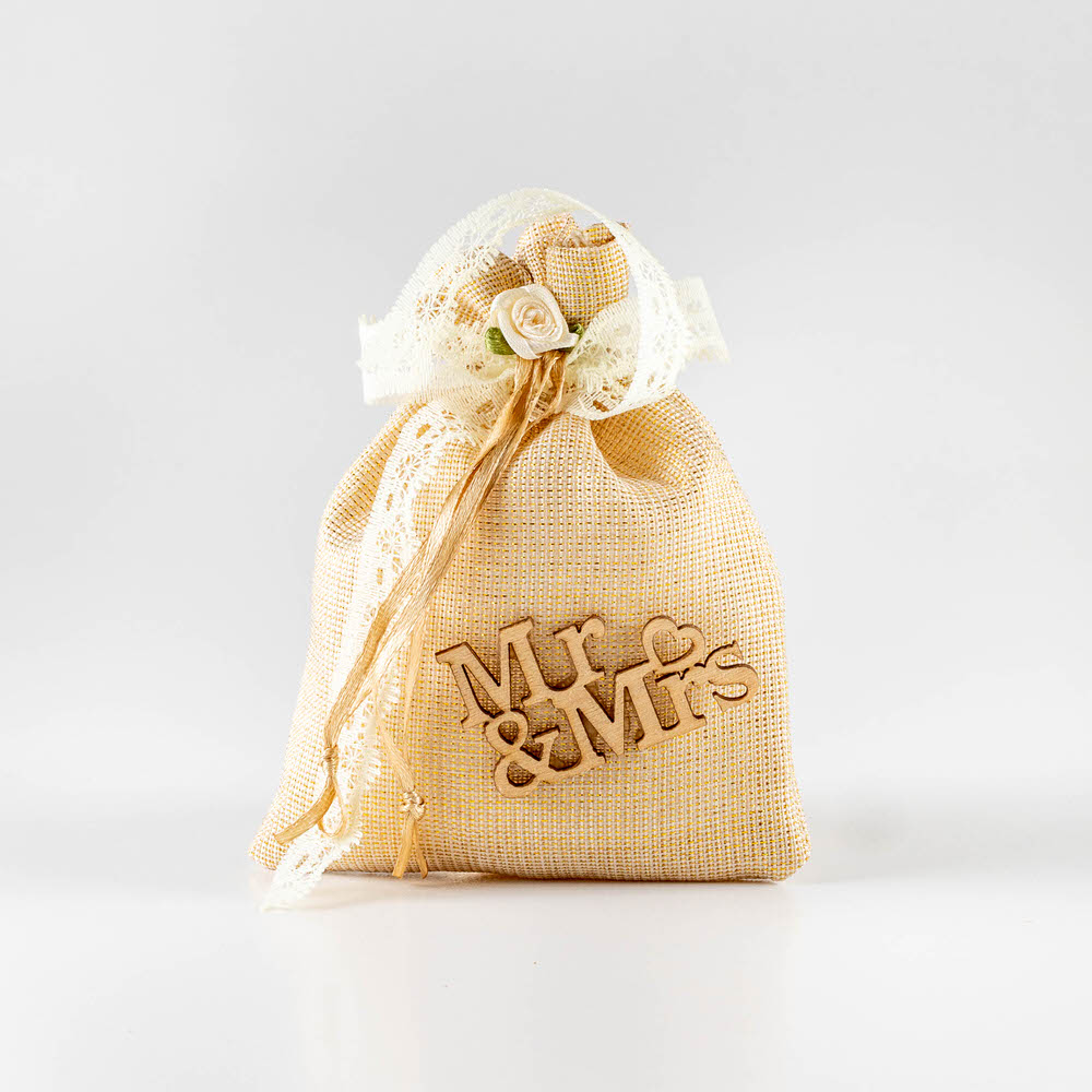 Μπομπονιέρα γάμου σε πουγκί καμβάς διακοσμημένη με δαντέλα, ξύλινο MR&MRS και mini τριανταφυλλάκι