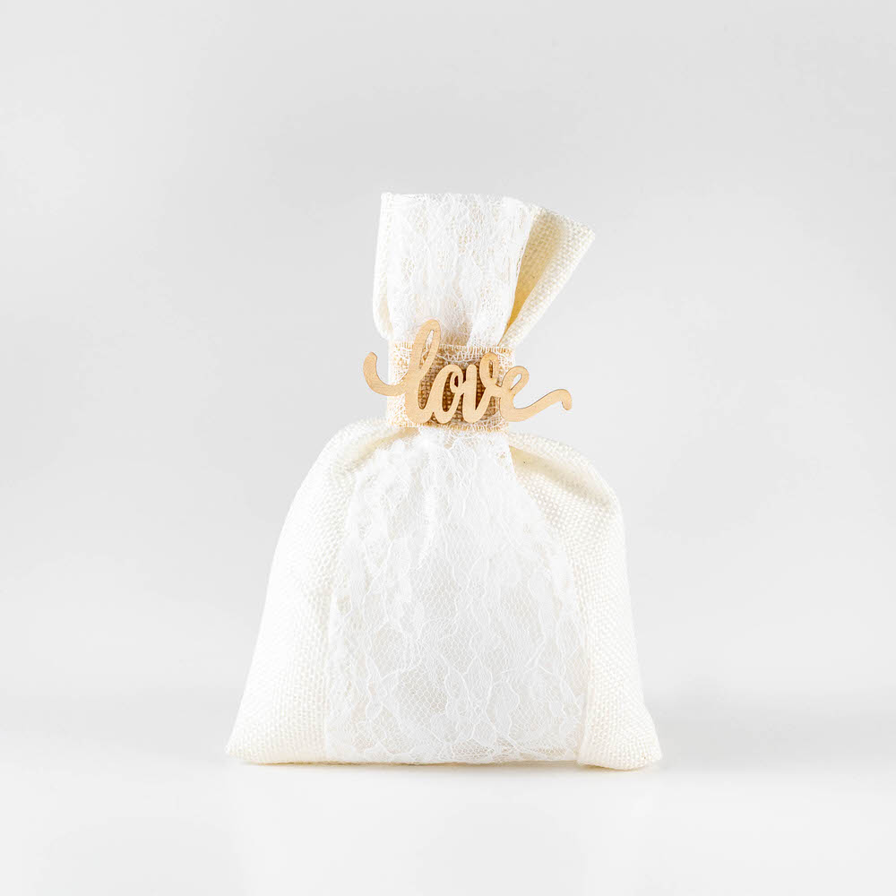 Μπομπονιέρα γάμου σε πουγκί βαμβακερό με δαντέλα φάσα και διακοσμημένη με ξύλινο love
