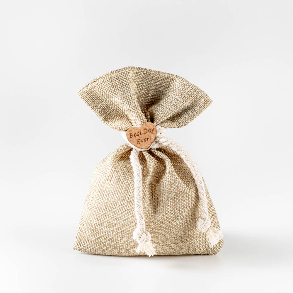 Μπομπονιέρα γάμου πουγκί λινάτσα διακοσμημένη με ξύλινο best day ever και τρίκλωνο κορδόνι