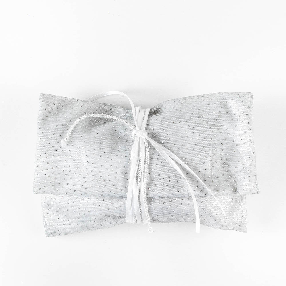 Μπομπονιέρα γάμου φάκελος με στρας πουά τούλι και διακοσμημενη με κορδόνι