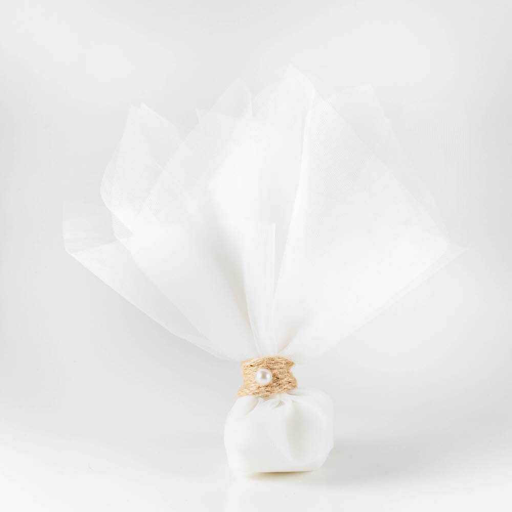 Μπομπονιέρα γάμου με οργάντζα διακομημένη με τριχιά και μισή πέρλα