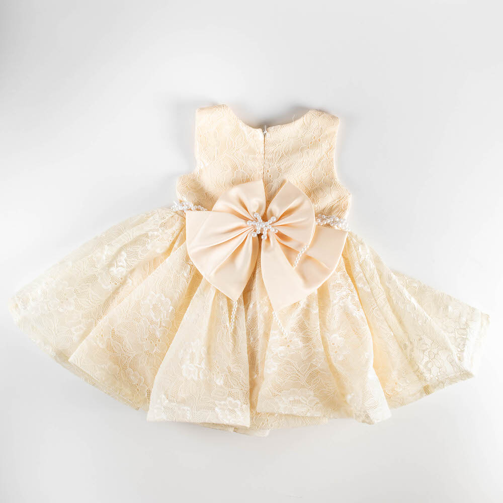 Φόρεμα εκρού δαντέλα με ζωνάκι από πέρλες