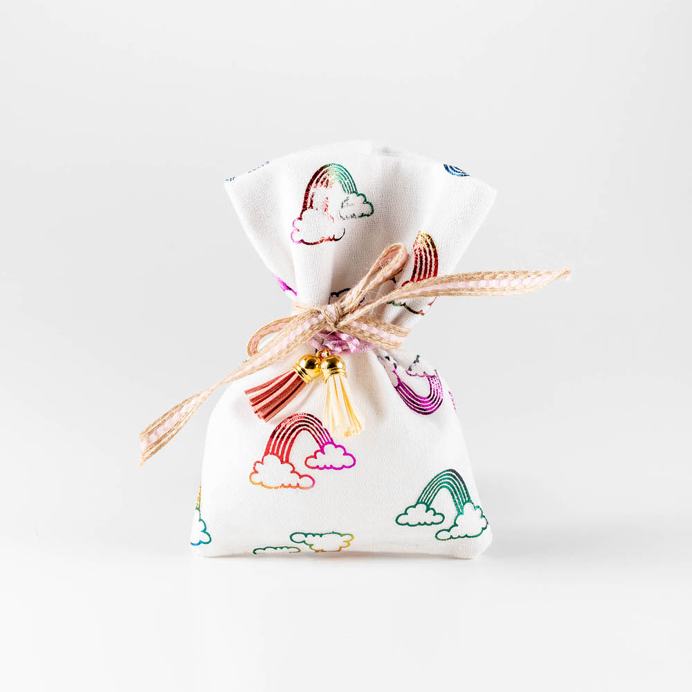 Μπομπονιέρα πουγκί καμβάς με τυπωμένο ουράνιο τόξο δεμένη με κορδέλα και διακοσμημένη με φουντάκια δερματινα